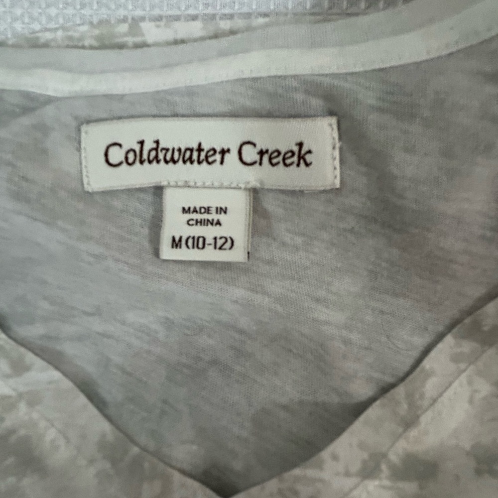Cold Water Creek women’s v neck camouflage, white and gray short sleeves shirt - Picture 7 of 8